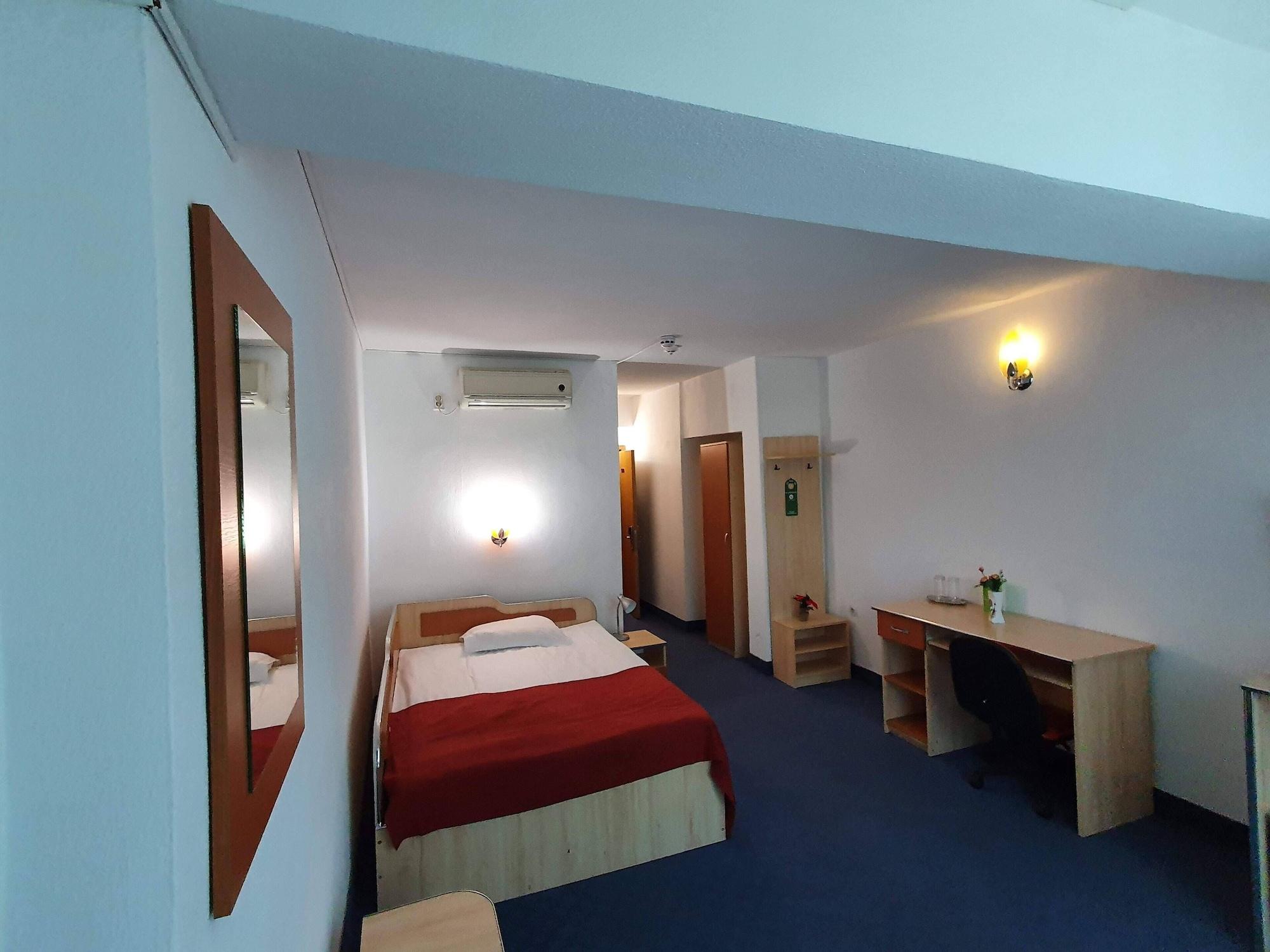 Hotel Cornul Vanatorului Питешти Экстерьер фото