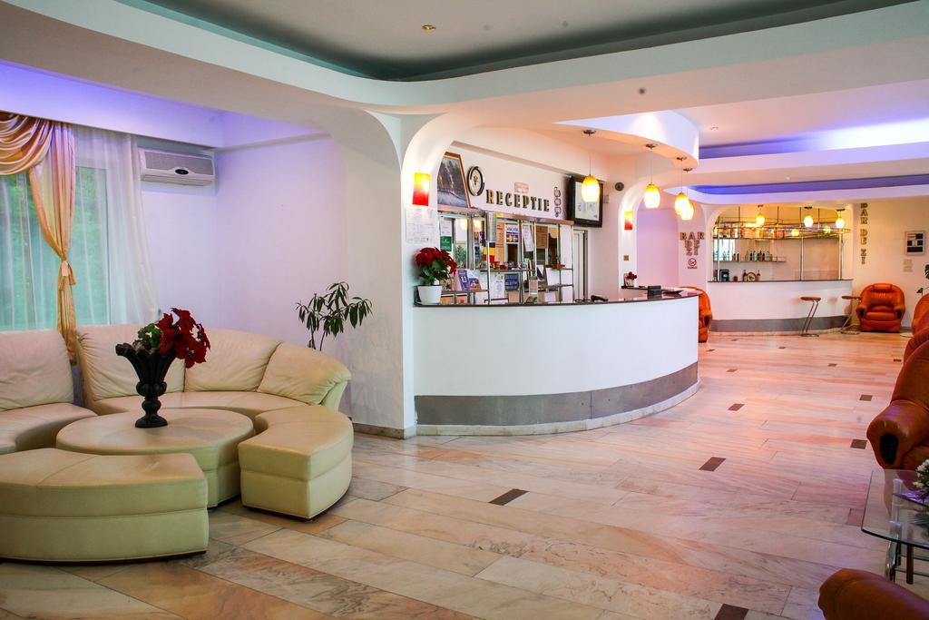 Hotel Cornul Vanatorului Питешти Экстерьер фото