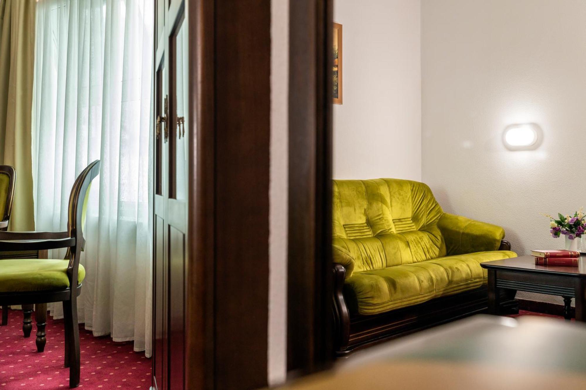 Hotel Cornul Vanatorului Питешти Экстерьер фото