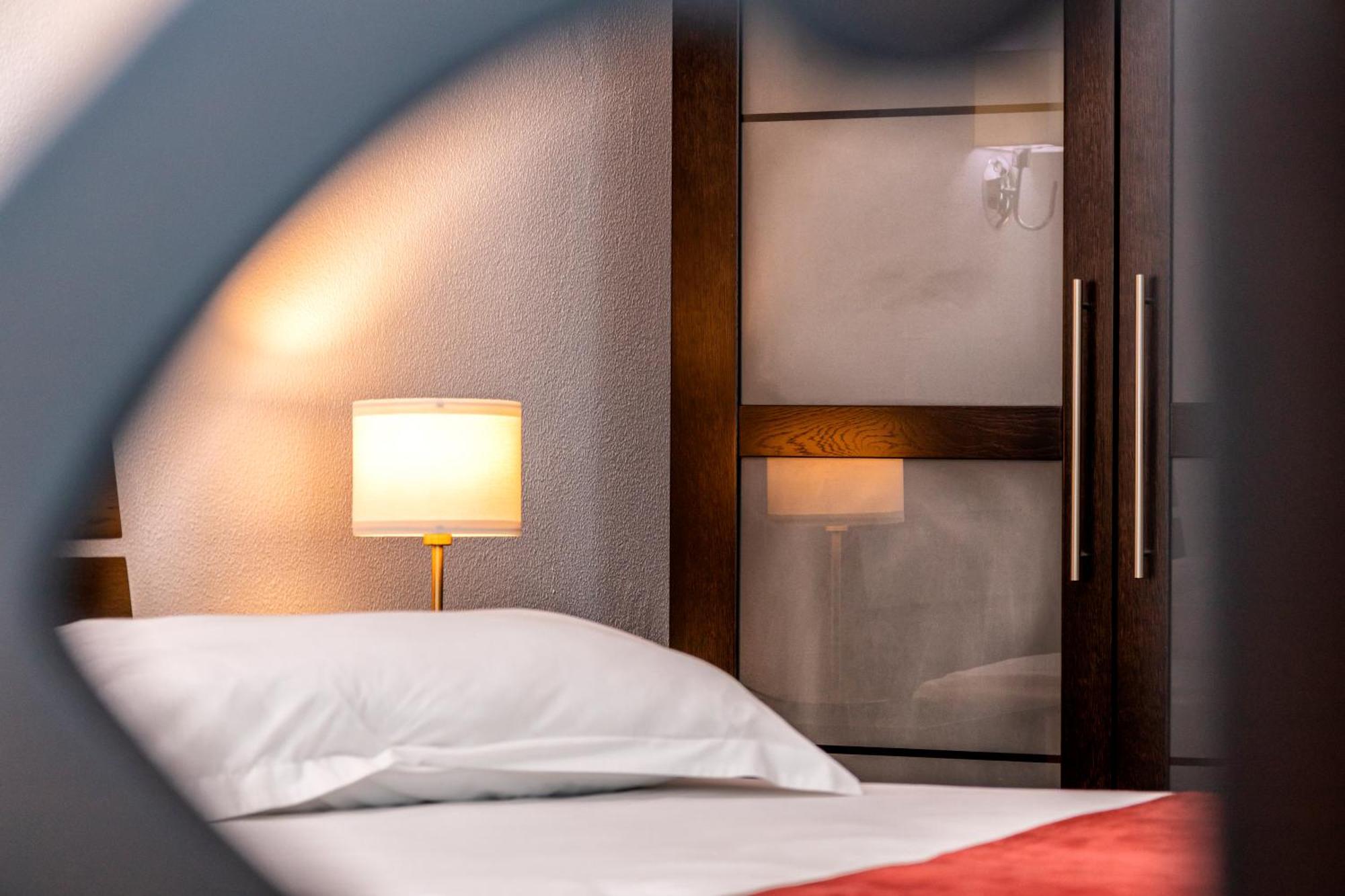 Hotel Cornul Vanatorului Питешти Экстерьер фото