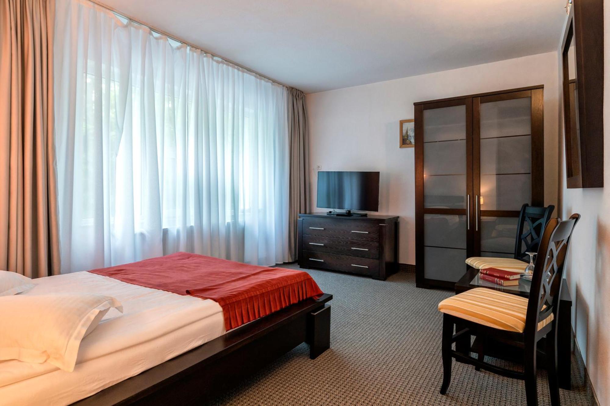 Hotel Cornul Vanatorului Питешти Экстерьер фото