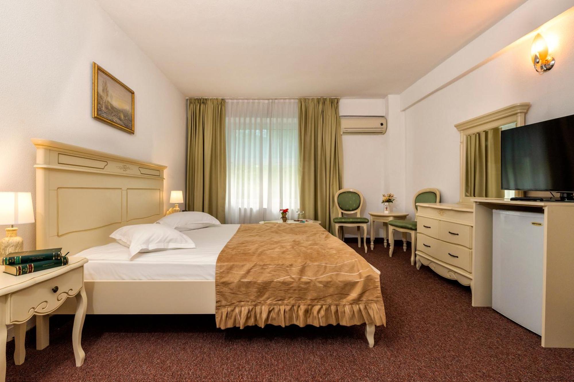 Hotel Cornul Vanatorului Питешти Экстерьер фото