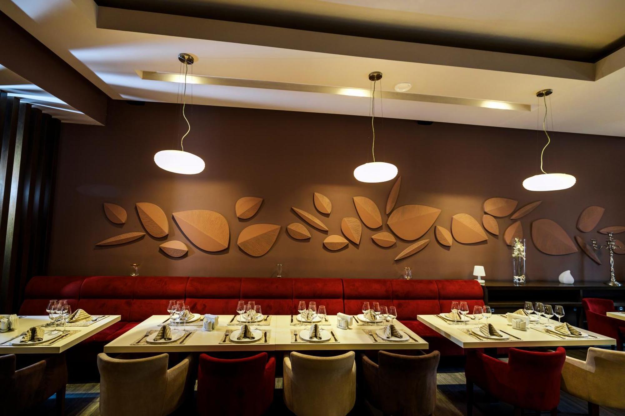 Hotel Cornul Vanatorului Питешти Экстерьер фото