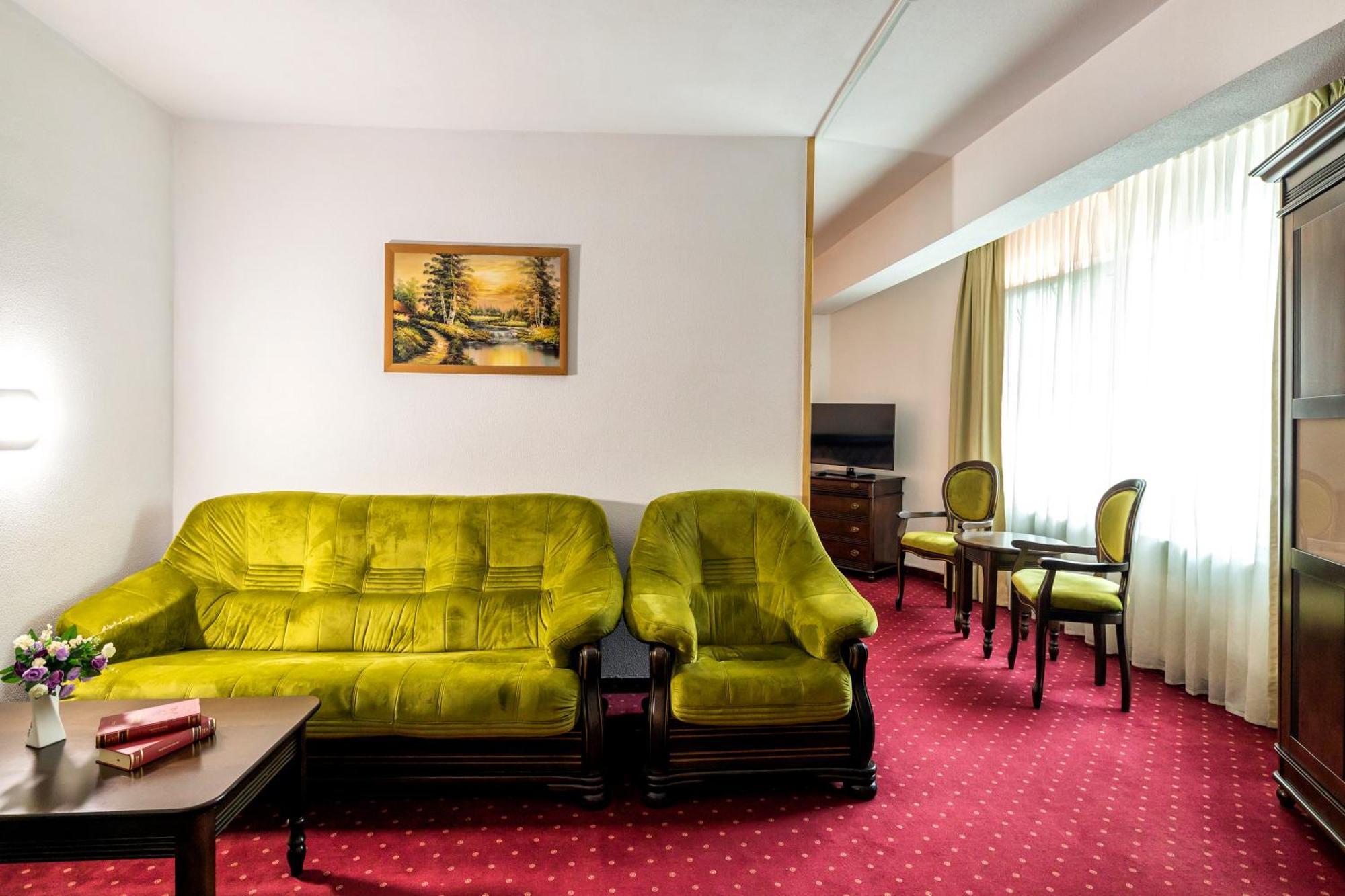 Hotel Cornul Vanatorului Питешти Экстерьер фото