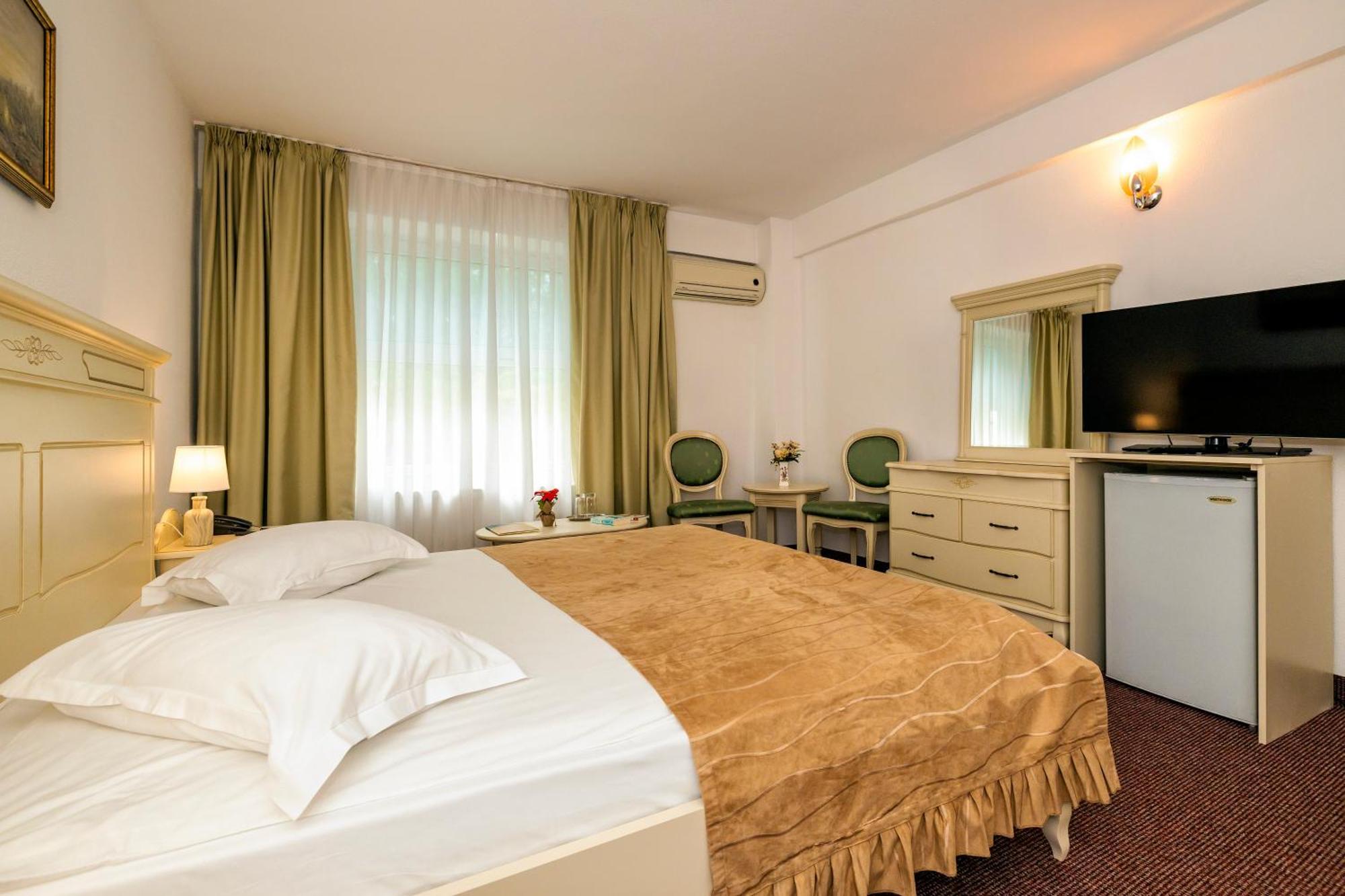 Hotel Cornul Vanatorului Питешти Экстерьер фото