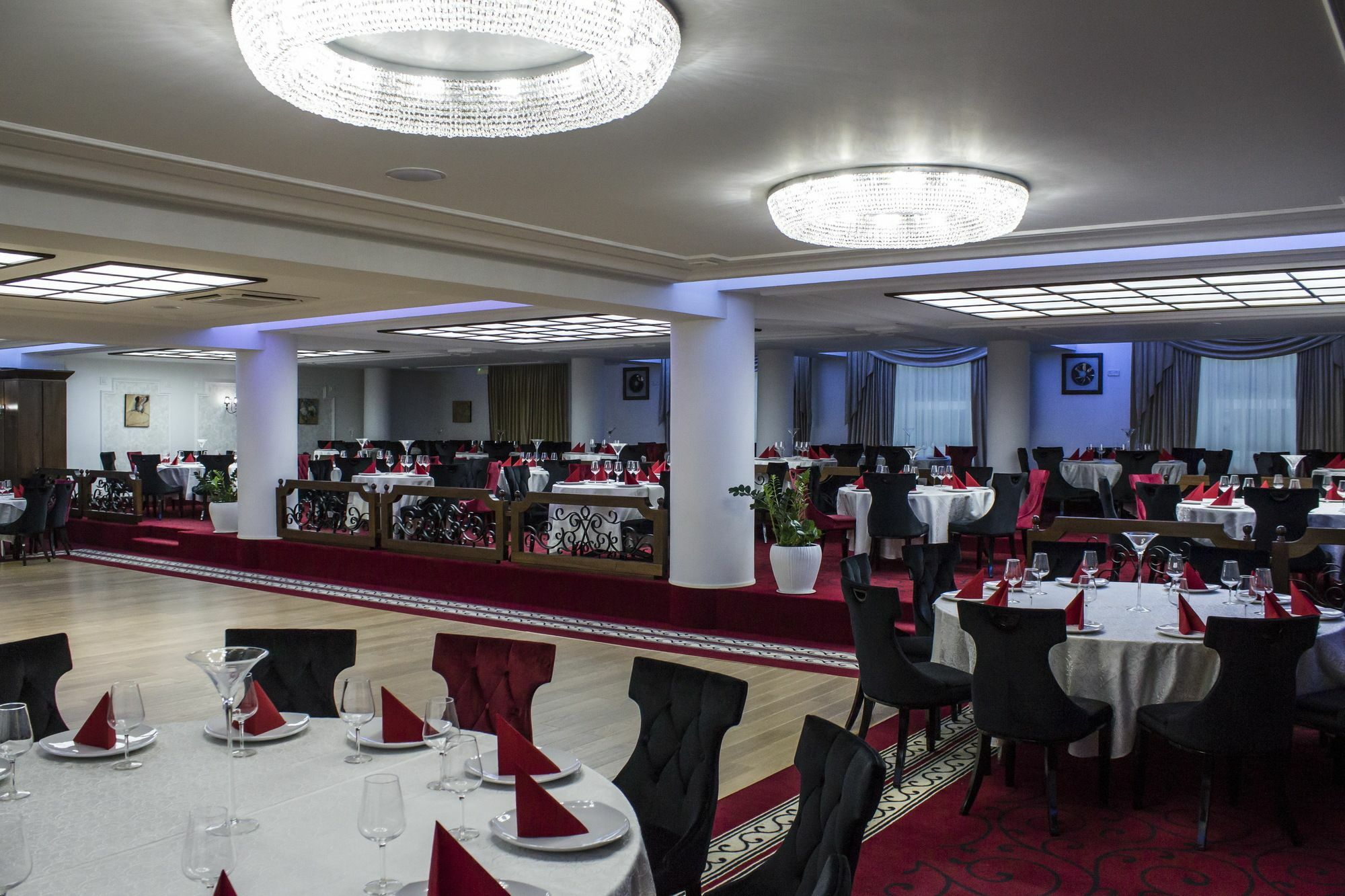 Hotel Cornul Vanatorului Питешти Экстерьер фото
