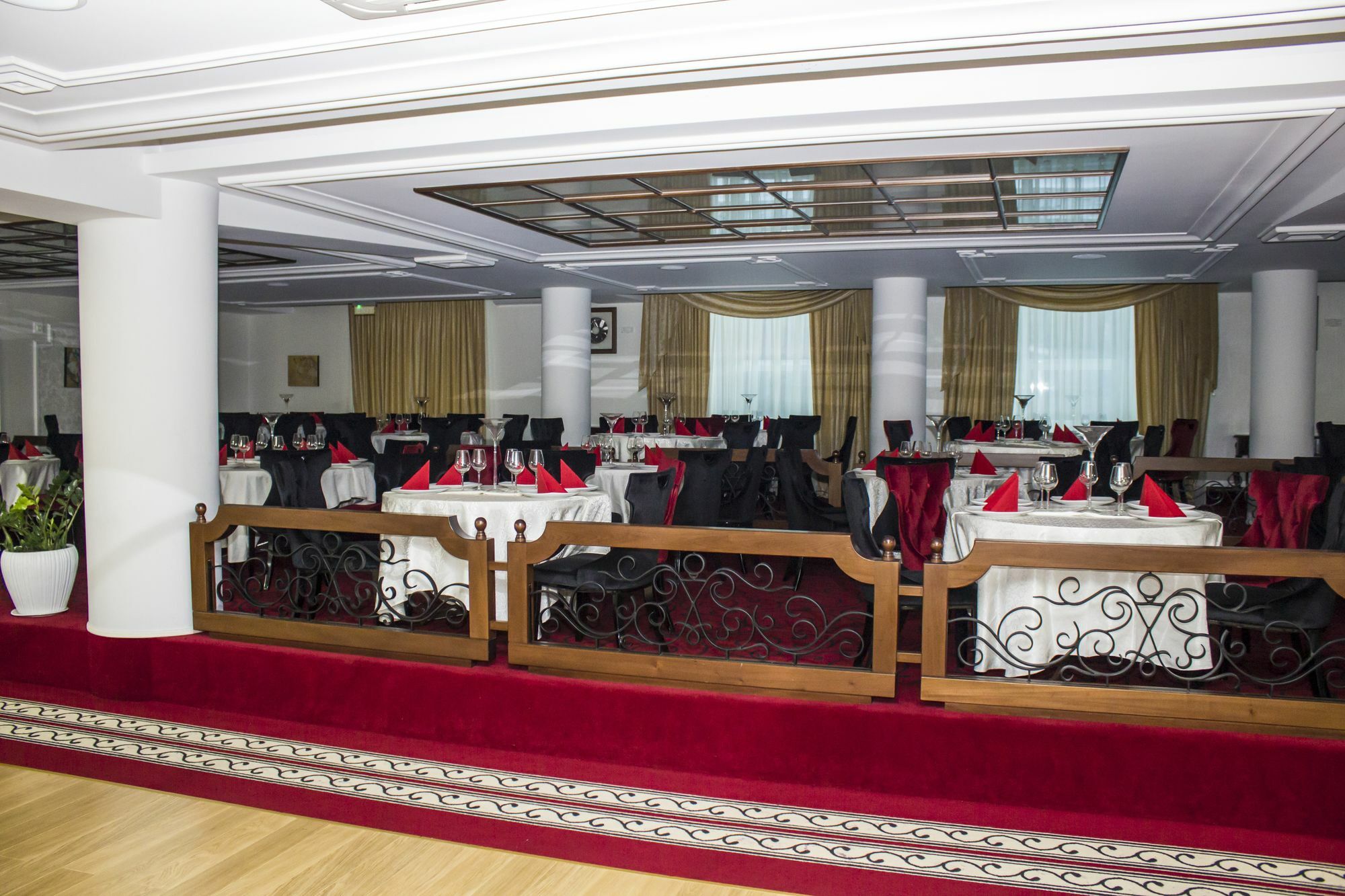 Hotel Cornul Vanatorului Питешти Экстерьер фото