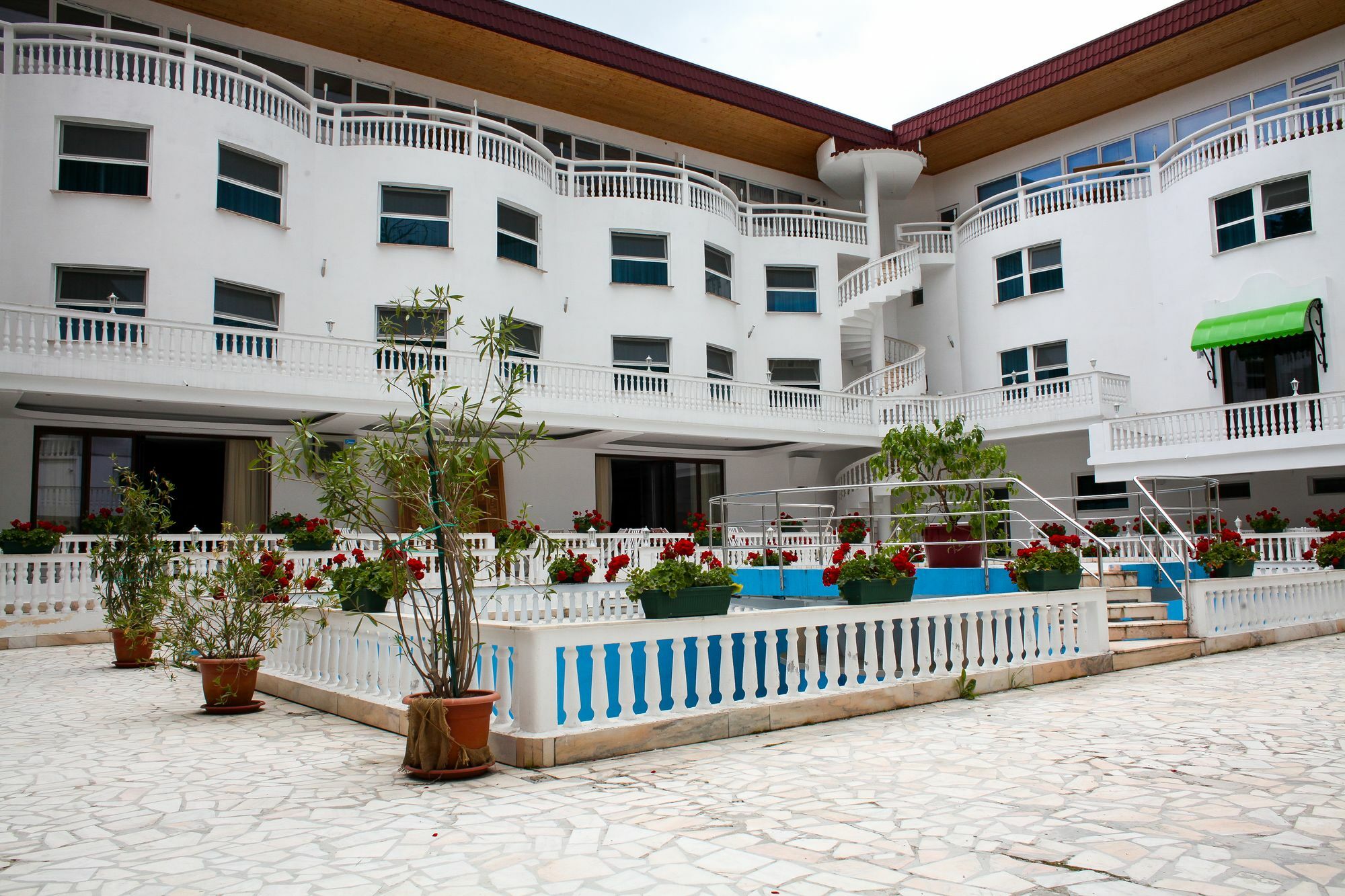 Hotel Cornul Vanatorului Питешти Экстерьер фото